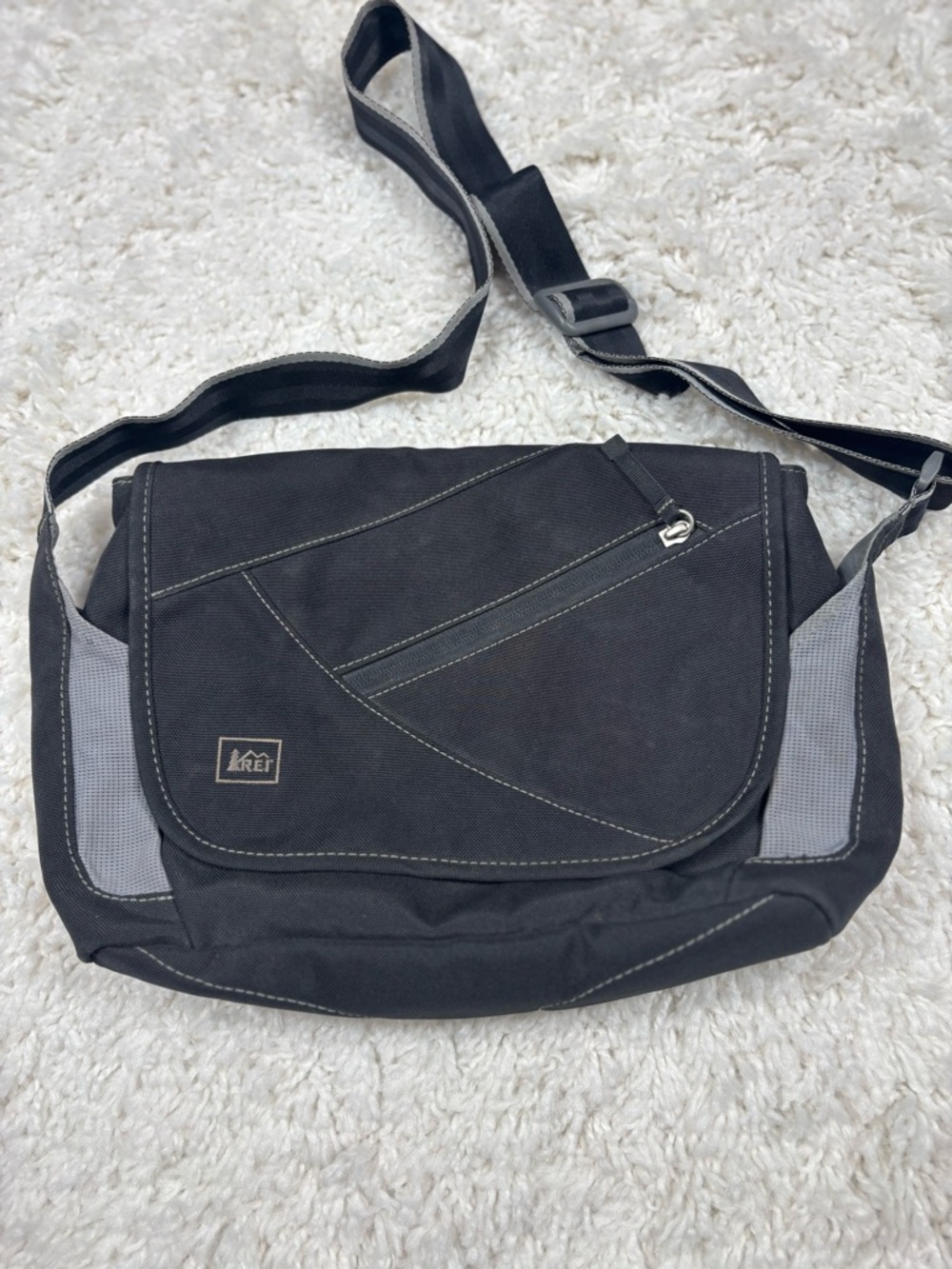REI Messenger Laptop Bag Gray Black Crossbody Shoulder Travel Organizer EUC